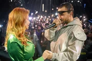 Ivy (Palina Rojinski, l.) wird unerwartet das Zentrum von Nicos (David Vormweg, r.) Konzert.