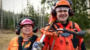 Gl&uuml;cklich bei der Waldarbeit: &Auml;rztin und Arzt Anu und Antii Niemi aus Nordkarelien
