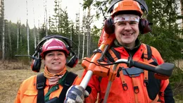 Gl&uuml;cklich bei der Waldarbeit: &Auml;rztin und Arzt Anu und Antii Niemi aus Nordkarelien