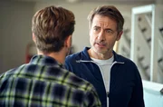 Christoph Schaub (Guido Broscheit, r.) droht seinem Sch&uuml;ler Florian H&uuml;ttl (Nicolas Wolf, l.) damit, ihm die Schuld in die Schuhe zu schieben, sobald er den Kommissaren zu viel erz&auml;hlen sollte.