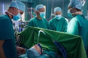 Dr. Kathrin Globisch (Andrea Kathrin Loewig, liegend) hat einen Tumor am Herzen, den Dr. Martin Stein (Bernhard Bettermann, re.) mit einer riskanten Methode operieren wird. Daf&uuml;r wird Kathrins Herz aus dem K&ouml;rper genommen. Dr. Roland Heilmann (Thomas R&uuml;hmann, 3.v.re.) vertraut Martins K&uuml;nsten, doch er ist besorgt um Kathrin. Auch f&uuml;r Dr. Philipp Brentano (Thomas Koch, 2.v.re.) und den An&auml;sthesisten (Markus Neumann, li.) ist es eine &auml;u&szlig;erst angespannte Situation.
