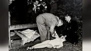 In einer polizeilichen Rekonstruktion wird 1958 der Mord an Ilona Faber mit einer Puppe nachgestellt.