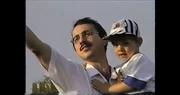 Ein Bild aus gl&uuml;cklichen Tagen: Regisseur Maksim Avdeev als Kind auf dem Arm seines Vaters in einem Home Video aus den 90er Jahren.