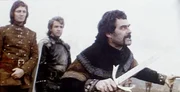 Macduff (Terence Bayler, r.) schw&ouml;rt grausame Rache am M&ouml;rder seiner Familie. Die S&ouml;hne des ermordeten Schottenk&ouml;nigs (Paul Shelly, l., und Stephan Chase, Mitte) stehen ihm bei.