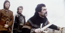 Macduff (Terence Bayler, r.) schw&ouml;rt grausame Rache am M&ouml;rder seiner Familie. Die S&ouml;hne des ermordeten Schottenk&ouml;nigs (Paul Shelly, l., und Stephan Chase, Mitte) stehen ihm bei.