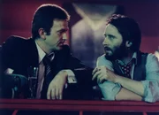 Der Antifaschist Arnold Clasen (Uwe Kockisch, r.) sucht die Freundschaft zu seinem Kontaktmann Walter (Michael Gwisdek), vertraut ihm aber nicht richtig.