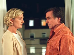 Der passionierte Hobbykoch Rainer Maria (Elmar Wepper) und seine Frau Sandra (Saskia Vester) haben sich auseinander gelebt.