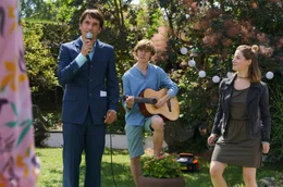 Klemens (Oliver Mommsen, Mitte) singt &ndash; mit Begleitung seiner Kinder Nelli (Rieke Seja) und Carlo (Alessandro Schuster) &ndash; f&uuml;r Lani.