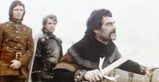 Macduff (Terence Bayler, r.) schw&ouml;rt grausame Rache am M&ouml;rder seiner Familie. Die S&ouml;hne des ermordeten Schottenk&ouml;nigs (Paul Shelly, l., und Stephan Chase, Mitte) stehen ihm bei.