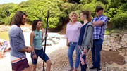 Sebastian (Sebastian Fr&auml;sdorf) liebt inzwischen Mila (J&ouml;rdis Richter, 2. v. li.). Seine Eltern Gisela (Saskia Vester) und Werner (Michael Lerchenberg, 3. v. li.) w&uuml;nschen sich Jana (Victoria Schulz) als Schwiegertochter zur&uuml;ck.