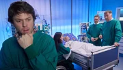 Laura und Malu Sonntag schweben nach einer Pilzvergiftung in Lebensgefahr. Der Zustand der kleinen Malu Sonntag (Philine Steuer, liegend) l&auml;sst nach Einsch&auml;tzung von Dr. Roland Heilmann (Thomas R&uuml;hmann, re.) und Dr. Kaminski (Udo Schenk, 2.v.re.) im Moment keine Operation zu. Deshalb wollen sie die Mutter Laura Sonntag operieren. Robert Sonntag (Steffen Schr&ouml;der, vorn, li.), der mit einer Leberspende nur eine retten kann, ist verzweifelt.
