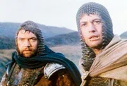 V&ouml;llig ersch&ouml;pft, aber siegreich, kehren die Anf&uuml;hrer des k&ouml;niglichen Heeres, Macbeth (Jon Finch, r.) und Banquo (Martin Shaw), aus der Schlacht gegen Norwegen heim nach Schottland.