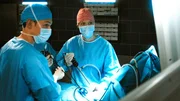 Assistenzarzt Florian Osterwald (Lion Wasczyk, l.) darf Julia Berger (Mirka Pigulla, r.) im OP assistieren.
