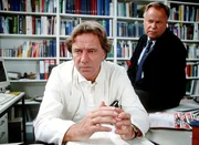 Kommissar Kehler (Wolfgang Bathke, re.) versucht von Prof. Lemberg (Gerd Silberbauer) eine Erkl&auml;rung f&uuml;r den Tod der jungen Frau zu bekommen.