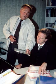 Kommissar Kehler (Wolfgang Bathke, li.) vernimmt Prof. Lemberg (Gerd Silberbauer), der immer mehr unter Verdacht ger&auml;t, etwas mit dem pl&ouml;tzlichen Tod des jungen M&auml;dchens zu tun zu haben.