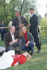 Kehler (Wolfgang Bathke, 2.v.li.), Bonhoff (Wolfgang Krewe, re.) und Glaser (Britta Schmeling, 2.v.re) m&ouml;chten von Dr. Duhler (Klaus Schindler, li.) die Todesursache des Kindes (Nadjana Herrmann) erfahren.