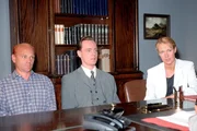 Rechtsanwalt Schubert (Karl-Heinz von Liebezeit, Mi.) versucht seinen Mandanten Wieland (Ulrich Gebauer, li.) aus der Untersuchungshaft freizubekommen (re. Britta Schmeling).