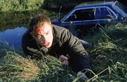 Der junge Marc Palenberg (Oliver Hasenfratz) liefert sich eine Verfolgungsjagd mit einem K&uuml;hltransporter, ger&auml;t von der Stra&szlig;e ab und &uuml;berschl&auml;gt sich.