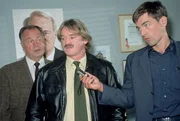 Die Kommissare Kehler (Wolfgang Bathke, l.) und Bonhoff (Wolfgang Krewe, r.) glauben, dass der Polizist Ingo Reitz (Harmut Schreier) seine Kollegin regelrecht in den Tod getrieben hat.