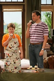 Alan (Jon Cryer, r.) gibt seinem Sohn Jake (Angus T. Jones, l.) eine Lektion in Ethik ...