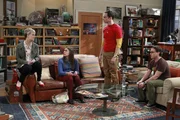 Leonard (Johnny Galecki, r.) und Sheldon (Jim Parsons, 2.v.r.), willigen derweil ein, mal etwas zu machen, was Penny (Kaley Cuoco, l.) und Amy (Mayim Bialik, 2.v.l.) gefällt: Sie begleiten sie zum Kleider-Shopping. Doch das führt zu einem Streit zwischen den Freunden ... Leonard (Johnny Galecki, r.) und Sheldon (Jim Parsons, 2.v.r.), willigen derweil ein, mal etwas zu machen, was Penny (Kaley Cuoco, l.) und Amy (Mayim Bialik, 2.v.l.) gefällt: Sie begleiten sie zum Kleider-Shopping. Doch das führt zu einem Streit zwischen den Freunden ...