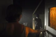 Eines Tages wird Helma (Teresa Wei&szlig;bach, l.) im Traum von einem "Gonger" (Dario Stankewitz, r.) aufgesucht, der ihr den Tod ihre Jugendfreundes Eike ank&uuml;ndigt. Weder dieser noch die anderen Freunde nehmen ihren Traum ernst. Doch dann wird Eike pl&ouml;tzlich grausam umgebracht ...