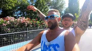 Sascha (li.) und Dennis cruisen mit dem Roller herum