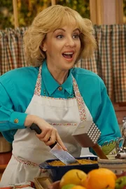 Wendi McLendon-Covey (Beverly Goldberg).