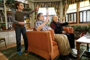 "Die Goldbergs", "Die Zeit meines Lebens." Normalerweise geraten sich Beverly und Erica wegen fast allem in die Haare. Doch bei einer Sache sind sich die beiden einig: 'Dirty Dancing' ist der beste Film aller Zeiten. Als die Schule einen Tanzabend veranstalten will, setzt Erica alles daran, dass ihr Lieblingsfilm als Motto ausgew&auml;hlt wird. Zwar ist der Schuldirektor zun&auml;chst strikt dagegen, doch Erica erh&auml;lt Sch&uuml;tzenhilfe von ihrer Mutter. Beverly realisiert zu sp&auml;t, dass 'Dirty Dancing' wom&ouml;glich doch kein gutes Thema f&uuml;r einen Schultanzabend ist. Im Bild (v.li.): Sean Giambrone (Adam Goldberg), Jeff Garlin (Murray Goldberg), George Segal (Pops).