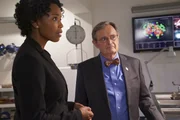 Beginnend mit einer neuen Autopsie durch Donald (David McCallum, r.), nimmt das NCIS-Team die Ermittlungen zu einem zehn Jahre alten Mordfall wieder auf. Anw&auml;ltin Jessica Schaeffer (Hilary Ward, l.) ist der &Uuml;berzeugung, dass ihr Mandant daf&uuml;r zu Unrecht im Gef&auml;ngnis sitzt.