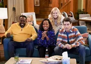 (v.l.n.r.) Calvin Butler (Cedric the Entertainer); Tina Butler (Tichina Arnold); Gemma Johnson (Beth Behrs); Dave Johnson (Max Greenfield)