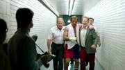 Nach 15 Runden gegen Ali verl&auml;sst Chuck (Liev Schreiber, Mitte) gest&uuml;tzt von Al (Ron Perlman, li.) und Johnny (Wass Stevens, re.) den Ring..