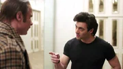 Chuck (Liev Schreiber, li.) trifft Sylvester Stallone (Morgan Spector, re.)