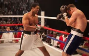 L-R: Muhammad Ali (Pooch Hall) und Chuck (Liev Schreiber)