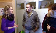 Bereits beim Rundgang durch das Haus mit Thorsten und Anette zeigt sich den Experten Eva Brenner (li.) und John Kosmalla das ganze Ausma&szlig; der Sch&auml;den...