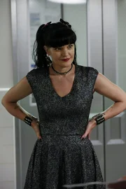 Die &Uuml;berbringerin einer guten Nachricht: Abby (Pauley Perrette) hat einen Brief f&uuml;r Dr. Mallard. Seine Universit&auml;t m&ouml;chte ihn als wichtigen Alumni ehren und zu einem Treffen einladen.