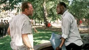 McClane (Bruce Willis, li.) und Carver (Samuel L. Jackson, re.) werden von Bombenleger 'Simon' durch ganz New York gejagt..