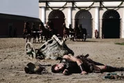 Reenactment: derWagenlenker liegt verwundet im Sand.
