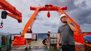 Tiefseeforscher Dr. Torben Riehl (Vordergrund) und Team bei der Arbeit an Deck.