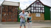 Bj&ouml;rn (48) und Denise (34) mit Sohn Levin (7 Monate) vor ihrem Fachwerkhaus