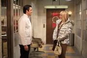 Auf das erste Zusammentreffen mit Nicolas (Gilles Marini, l.) war Caroline (Beth Behrs, r.) nicht wirklich vorbereitet. Kann das gut gehn?
