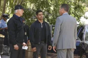 W&auml;hrend einer Beschattung verschwindet sein Partner der Metro P.D. spurlos, als Torres (Wilmer Valderrama, M.) kurz das Auto verl&auml;sst. Wurde der Polizist als Geisel genommen? Torres verst&auml;ndigt Gibbs (Mark Harmon, l.) ...