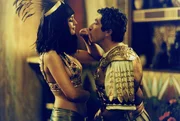 Kleopatra (Monica Bellucci) hat sich auf eine Wette mit C&auml;sar (Alain Chabat) eingelassen. Sie wettet mit ihm, dass es die &Auml;gypter schaffen, innerhalb von drei Monaten einen Palast zu bauen.