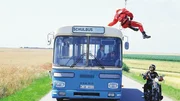 Der Sanit&auml;ter Staller (Stuntman) hat sich vom Medicopter zu dem fahrenden Bus abgeseilt, der Motorradfahrer Jeff (Fritz Karl, re.) gibt dem kleinen Alexander durch das Fenster Kommandos. Werden sie den Bus stoppen k&ouml;nnen?