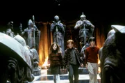 Um an den Stein der Weisen zu gelangen, m&uuml;ssen (v.li.) Hermione (Emma Watson), Ron (Rupert Grint) und Harry (Daniel Radcliffe) jede Menge Hindernisse &uuml;berwinden und unter anderem eine Runde &uuml;berdimensionales Zaubererschach spielen.