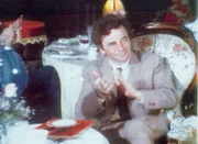Lt. Columbo (Peter Falk) schaut sich die Show des Magiers Santini an.