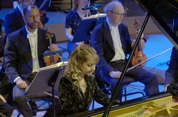 Zum Abschluss des Konzerts wird es jazzig mit Gershwins &bdquo;Rhapsody in Blue&ldquo;, interpretiert von der Pianistin Lise de la Salle.