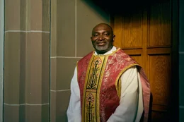 Der in Nigeria geborene Priester Uchenna Aba arbeitet seit zehn Jahren als katholischer Seelsorger in Goch-Kessel am Niederrhein und hat bereits rassistische Erfahrungen gemacht.