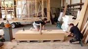 Die Dokumentation zeigt Beispiele f&uuml;r neue Wohntrends: Vom selbst gebauten Mini-Haus auf R&auml;dern, an dem Alexander und Rike bauen (Foto), &uuml;ber urbane Wohnh&uuml;tten und professionell gebauten Tiny Houses bis hin zu schwimmenden Mini-Hausbooten