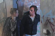 Als ein Versuch scheitert, Strecker das Handy zu entwenden, resigniert Paule (Wanda Worch, l.) zusehends. Tom (Patrick Kalupa, r.) versucht mit aller Kraft seine Schwester und sich aus der misslichen Lage zu befreien ...